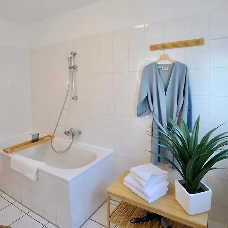 Timeless Apartment: Free Parking + Balcony + Netflix Apartment *