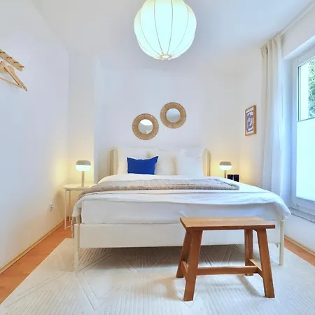 Timeless Apartment: Free Parking + Balcony + Netflix